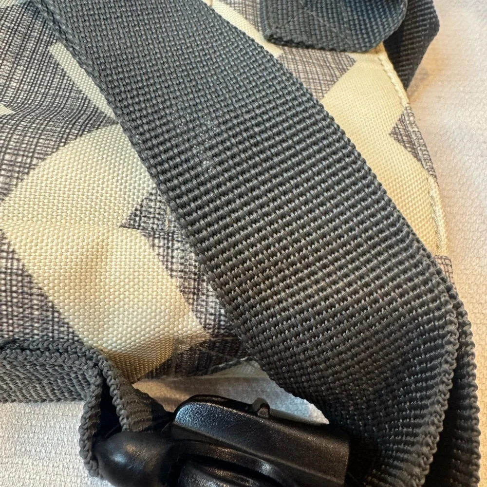 Skip Hop Duo Carry All Gray/Cream Chevron Diaper Bag - No changing pad
